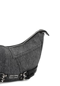 Borsa a spalla in denim grigio con forma curvata, zip nera, tasca laterale e dettagli in metallo nero, dotata di due cinturini con fibbie.