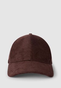 Brązowa czapka baseballowa z korduroyu z usztywnioną koroną, przeszytymi szwami i wygiętym daszkiem. Posiada centralny guzik na górze i brak widocznych oznakowań.