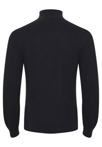 Schwarzer Strickpullover mit hohem Kragen, geripptem Textil und langen Ärmeln. Das Design zeichnet sich durch eine taillierte Silhouette und einen schlichten Rücken aus.