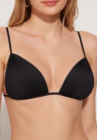 Czarny stanik bikini o trójkątnym kroju, cienkie ramiączka i marszczona tekstura, prezentujący gładki materiał i minimalistyczny styl.