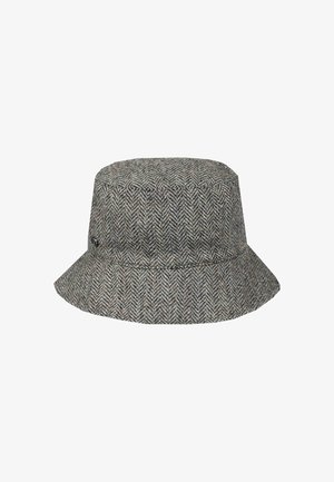 Šedý klobouk s herringbone vzorem, s malým kovovým logem na boku na bílém pozadí.