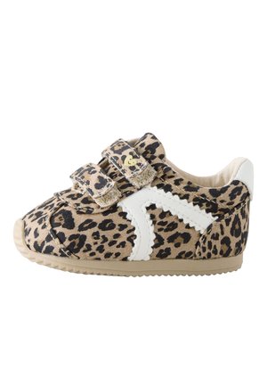 Børnesko med leopardprint og hvide zigzagmønstre, med to velcrobånd og en beige sål.