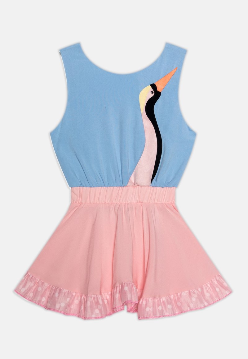 Robe colorée avec un haut bleu orné d'un graphique de grue et une jupe rose avec un ourlet volé et des accents à pois. Tissu doux et extensible.