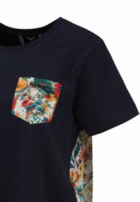 Marineblauwe katoenen T-shirt met een bloemenpatroon op de zak en de zijkant. Korte mouwen en een ronde halslijn completeren het ontwerp.