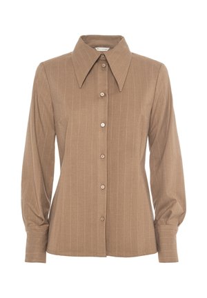 Camicia marrone con bottoni, colletto ampio e maniche lunghe. Presenta leggere righe verticali e polsini arrotondati, realizzata in un tessuto liscio.
