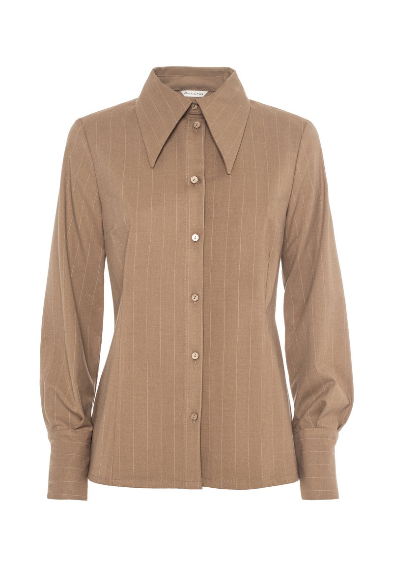 Camicia marrone con bottoni, colletto ampio e maniche lunghe. Presenta leggere righe verticali e polsini arrotondati, realizzata in un tessuto liscio.