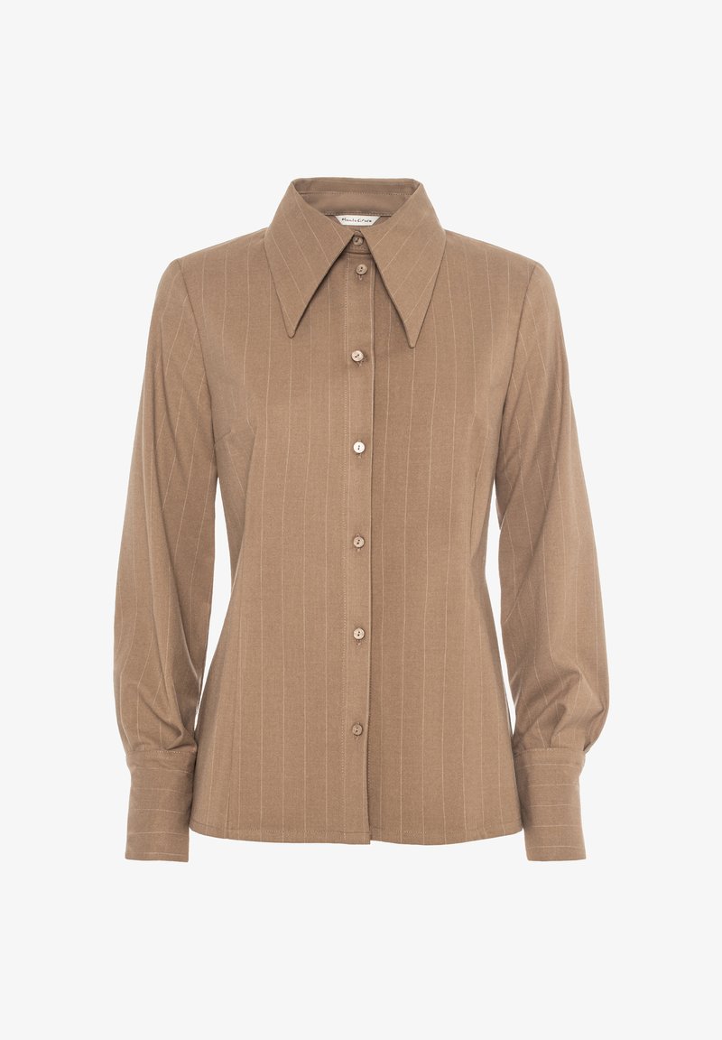 Camicia marrone con bottoni, colletto ampio e maniche lunghe. Presenta leggere righe verticali e polsini arrotondati, realizzata in un tessuto liscio.