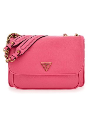 Sac bandoulière Guess en cuir texturé rose avec bandoulière en chaîne dorée et plaque logo triangulaire sur le rabat avant.