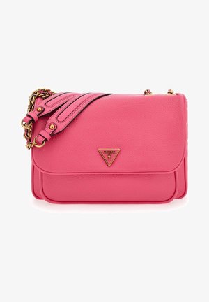 Bolso bandolera Guess de piel texturizada rosa con asa de cadena dorada y placa triangular con el logo en la solapa delantera.