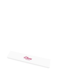 Witte rechthoekige doos met de tekst "s.Oliver" in het rood, met daaronder in kleinere tekst de zin "FASHION FOR LIFE".