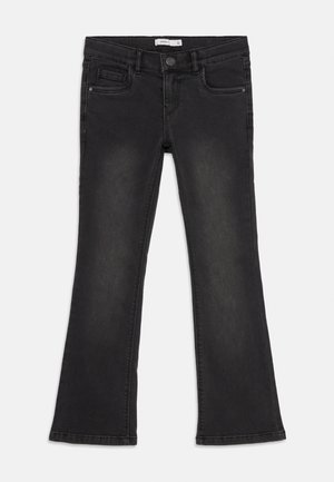 Černé denimové zvonové džíny se čtyřmi kapsami, zapínáním na knoflík a kontrastním prošitím. Hladká textura s mírným vyblednutím na nohách.