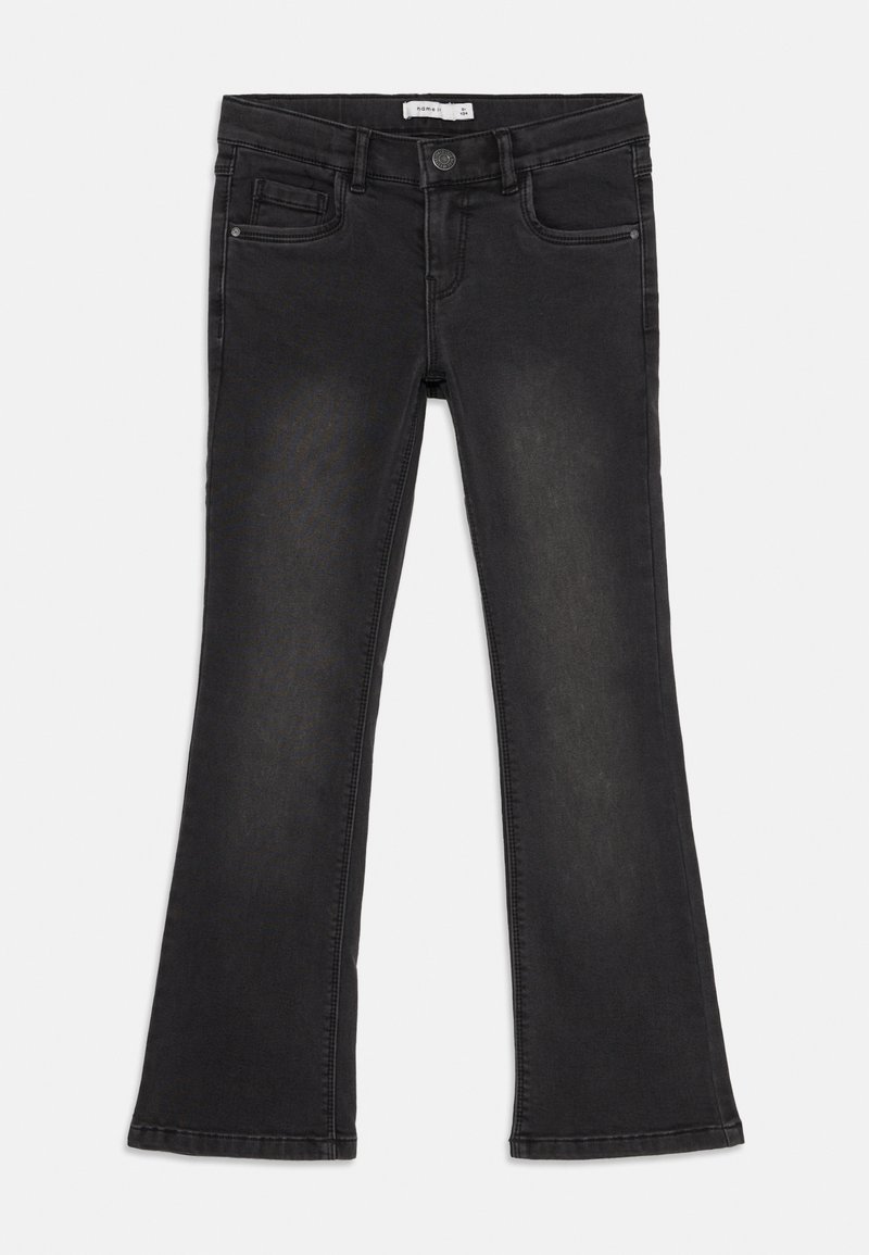 Vaqueros de mezclilla negros acampanados con cuatro bolsillos, cierre de botón y costuras en contraste. Textura suave con un ligero desgaste en las piernas.