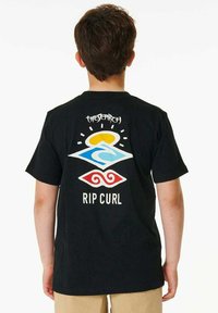 T-shirt en coton noir avec un design graphique coloré au dos, incluant un soleil jaune, des vagues bleues et des accents rouges, portant l'inscription "RIP CURL."