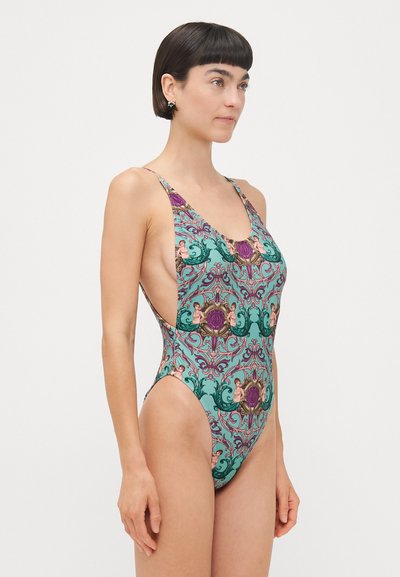 Costum de baie dintr-o singură piesă, de culoare turcoaz, cu un model detaliat de flori și îngerași, având un decolteu adânc în V și părți laterale decupate.