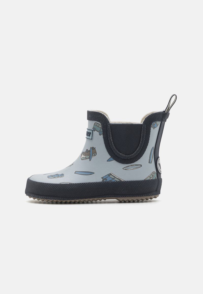 Botte en caoutchouc imperméable bleue, avec un intérieur bleu clair, présentant des motifs de véhicules et de planches de surf. Semelle en caoutchouc texturée pour une meilleure adhérence.