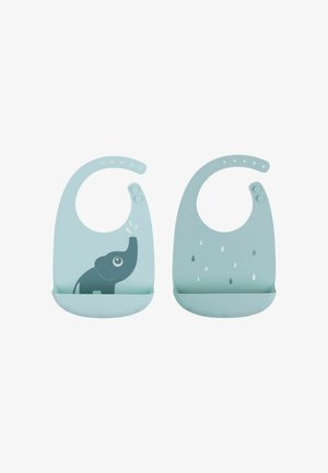 Siliconen baby slabbetjes in lichtblauw met een ronde halsopening. De ene heeft een donker olifantenontwerp; de andere heeft druppelpatronen. Beide zijn voorzien van een zakje.