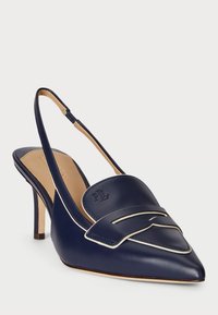 Námornícke kožené slingback podpätky s špicatou špičkou, dekoratívnym pásikom a svetlými striebornými akcentmi. Štruktúrovaná stielka a štíhly podpätok pre oporu.