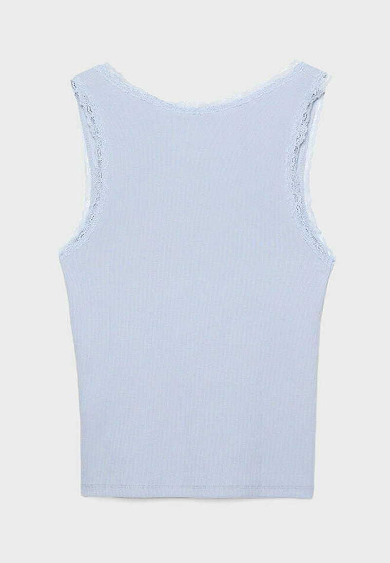 Débardeur bleu clair avec texture côtelée, bordures en dentelle le long des emmanchures et du décolleté, et coupe ajustée. La vue de dos montre un design sans coutures.