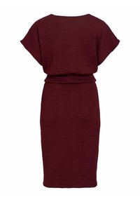 Robe en maille côtelée, longueur genou, manches courtes, de couleur bordeaux foncé, avec une taille cintrée et un col bateau.