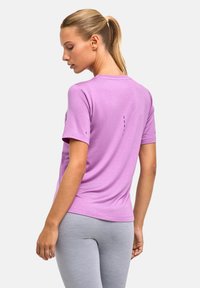 Lila T-Shirt aus leichtem Stoff, mit kurzen Ärmeln und einem dezenten Detail auf der Rückseite mit vertikaler Naht.