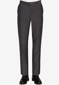 Grau zugeschnittene Hose aus einem feinen Stoff, mit flachem Vorderteil, Knickdetails und einem Knopfverschluss. Getragen mit schwarzen Schnürschuhen.