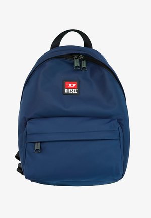Sac à dos Diesel bleu marine avec une poche zippée avant, deux tirettes noires sur le compartiment principal et une poignée de transport en haut sur fond blanc.