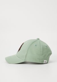 Grüne Baumwoll-Baseballmütze mit einem braunen gestickten Design auf der Vorderseite, einem gebogenen Schirm und einem verstellbaren Rückenriemen.