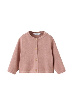 Cardigan bébé tricoté rose avec manches longues et quatre boutons en bois sur le devant sur fond blanc.