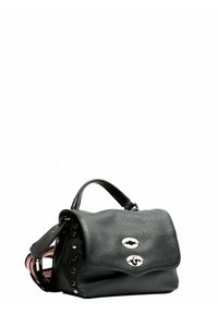 Borsa a mano in pelle nera con finitura texturizzata, forma arrotondata, patta frontale, accessori in argento e tracolla a strisce staccabile.
