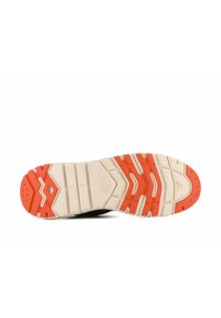 Suola della scarpa con un design testurizzato; principalmente beige con accenti arancioni e scanalature decorate per la trazione. Presenta un marchio sul lato.