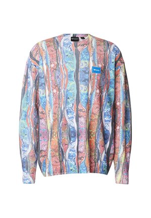 Suéter de punto de manga larga multicolor con patrones abstractos verticales en tonos azul, naranja y rosa, que incluye un pequeño parche con el logo de la marca en azul.