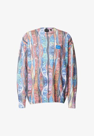 Suéter de punto de manga larga multicolor con patrones abstractos verticales en tonos azul, naranja y rosa, que incluye un pequeño parche con el logo de la marca en azul.