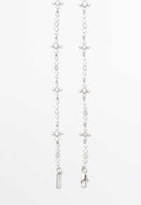 Catena d'argento con strass trasparenti alternati a forme floreali, dotata di chiusura a moschettone e targhetta. Design elegante e lineare.