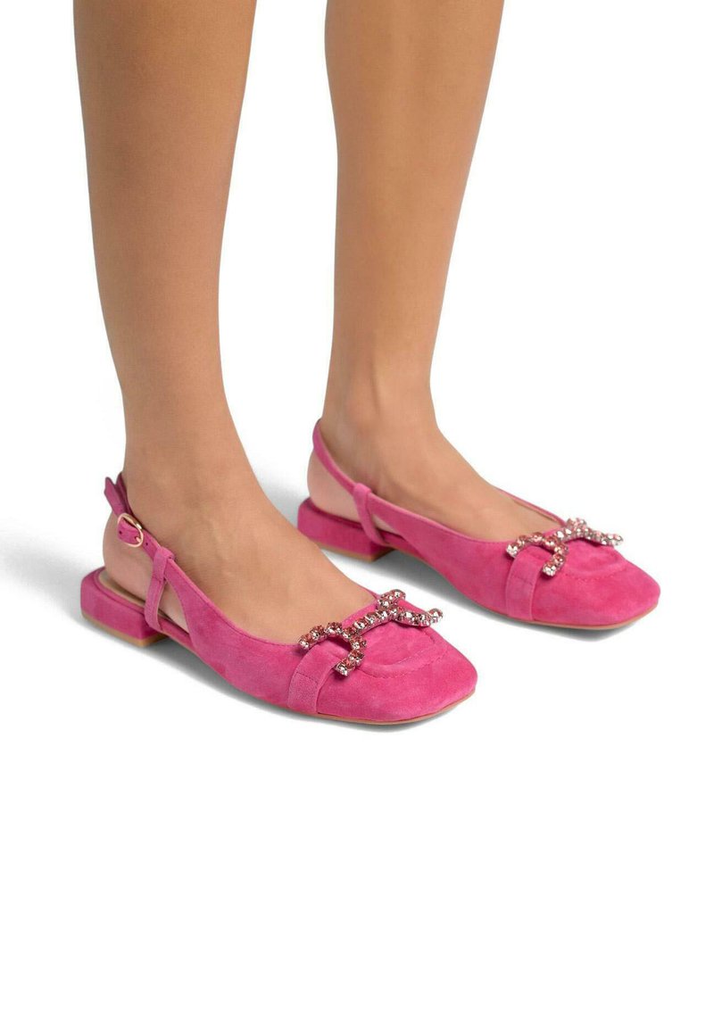 Ballerine slingback in suede rosa con punta quadrata, decorate con un fiocco e accenti di cristallo. Design con tacco piatto e retro aperto.