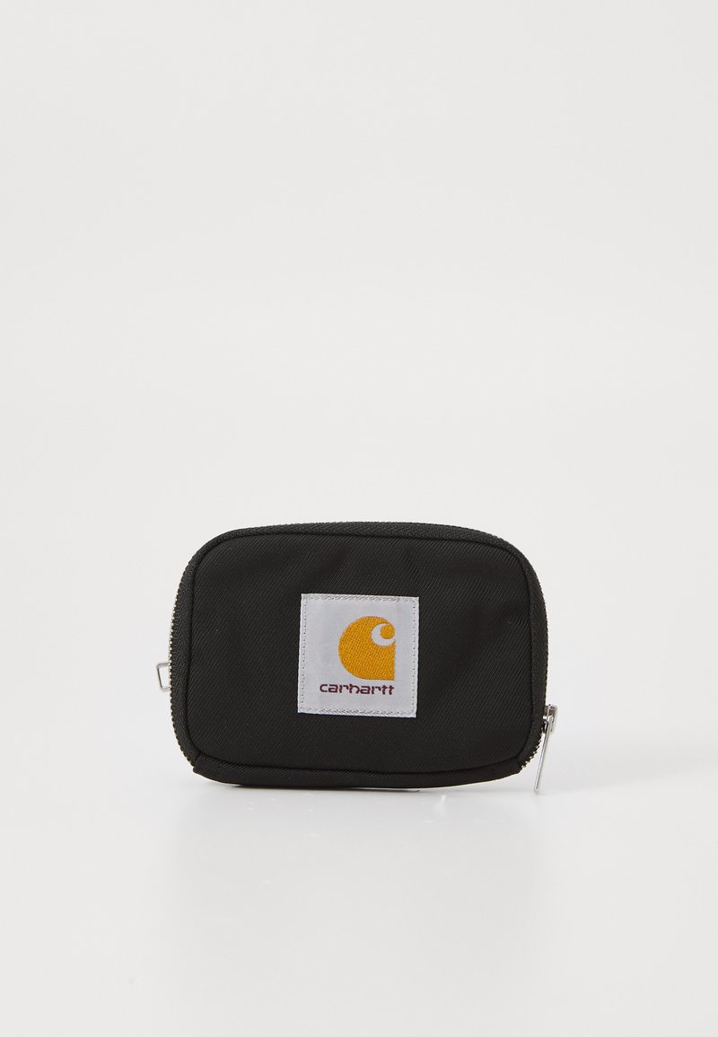 Kleine rechteckige schwarze Carhartt-Tasche mit weißem Logopatch und silbernem Reißverschluss auf weißem Hintergrund.