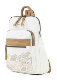 Mochila blanca con acentos en tono marrón, que presenta un bolsillo frontal texturizado con un diseño tejido y patrones decorativos de hojas en dorado y rosa.