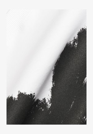 Tkanina z bavlnenej zmesi s čiernobielym abstraktným vzorom náteru. Hladká textúra s rôznou intenzitou vzoru a kontrastom.