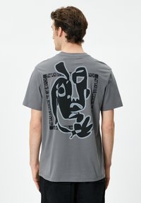 Koton - T-shirt z nadrukiem