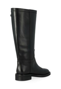 Botte noire en cuir, haut jusqu'au genou, avec une surface lisse, un bout rond et un petit talon carré. Présente des coutures minimales et une languette en haut.