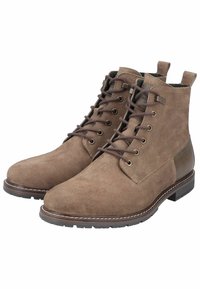 Brune suede ankelstøvler med runde tæer, snørebånd i front og metal accenter. Har en kontrastbrun læderhæl og struktureret overflade.