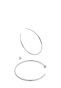 Pendientes de aro de plata con un acabado suave y brillante. Presenta un diseño circular delgado y un cierre seguro para su puesta. Incluye un acento removible.