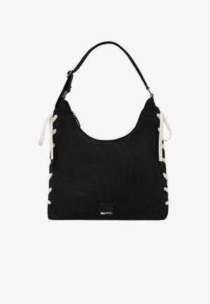 Fekete válltáska fehér cipzárral oldalain, egy állítható pánttal és egy kis téglalap alakú márkajelvénnyel elöl, alul középen.