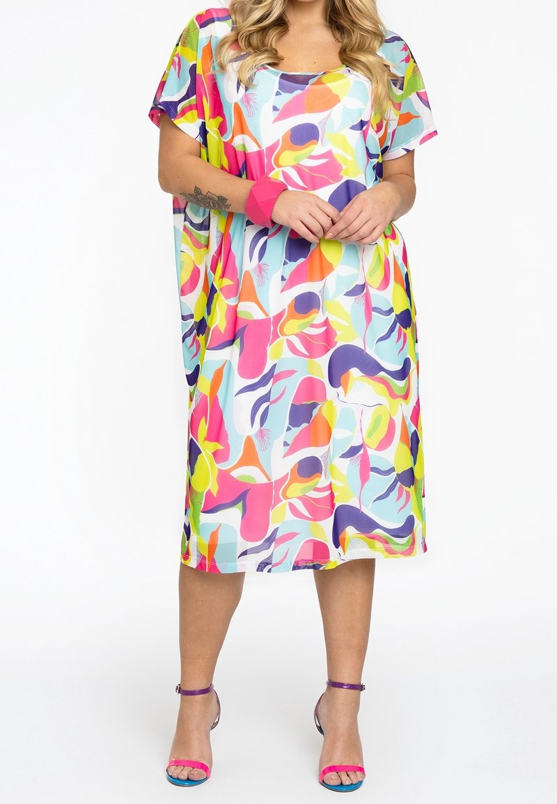 Robe kaftan multicolore avec des motifs abstraits en rose, jaune et bleu. Tissu léger, coupe ample et manches courtes.