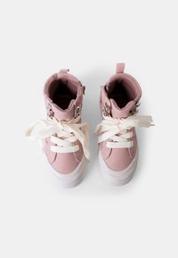 Roze high-top sneakers met witte veters, voorzien van een gladde synthetische bovenkant, zilveren hardwareaccenten en een chunky witte zool.