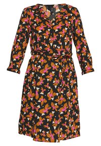 Svart klänning med trekvartsärmar, krage och midjesnöre, med ett orange och rosa blommönster och vita geometriska former.