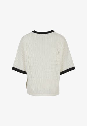 Top alb cu mâneci scurte din plasă, cu margine neagră la guler și la capetele mânecilor, prezentat din spate pe un fundal simplu.