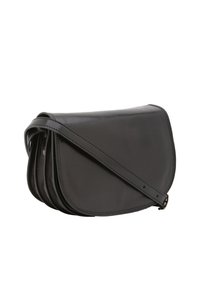 Borsa a tracolla in pelle nera con texture liscia, patta curva e tracolla regolabile. Presenta più scomparti per lo stoccaggio.