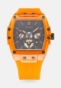 Orange transparent klocka med fyrkantigt urtavla, svart urdial och tre kronografunderdelar. Har svarta accenter och ett silikonarmband.