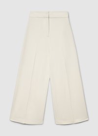 Pantalon à jambes larges de couleur crème, confectionné en tissu lisse. Il présente une taille haute, deux plis à l’avant et une ceinture ajustée avec une fermeture éclair.