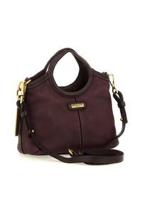 Piccola borsa a tracolla in pelle bordeaux scuro con manici circolari, accessori in oro, dettagli di cucitura e una tracolla rimovibile.